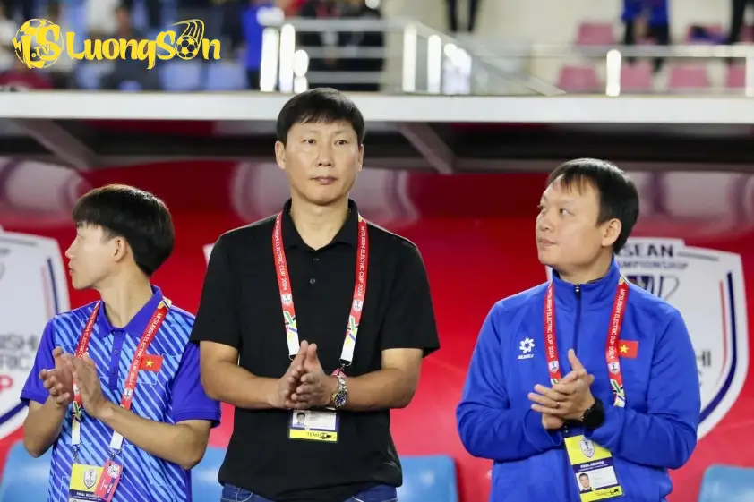 4 Tuyển Thủ Việt Nam Trở Về Quê Hương Sau Cuộc So Tài Nảy Lửa Với Manchester United 2 HLV Kim Sang Sik sẽ cân nhắc sử dụng hợp lý 4 cầu thủ của Việt Nam trong trận gặp Manchester United