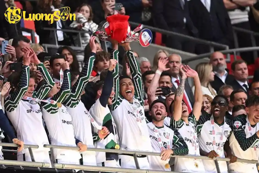 Jobe và Sunderland ăn mừng thăng hạng lên Premier League tại SVĐ Wembley.
