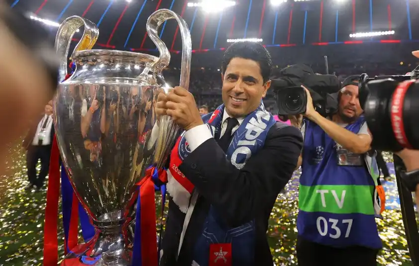 Nasser Al-Khelaifi bên danh hiệu vô địch Champions League của PSG