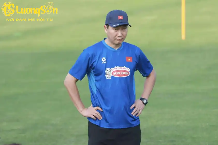 HLV Kim Sang Sik luôn quan tâm các cầu thủ