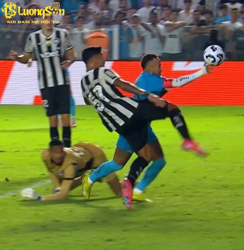 Neymar cố tình dùng tay chơi bóng.