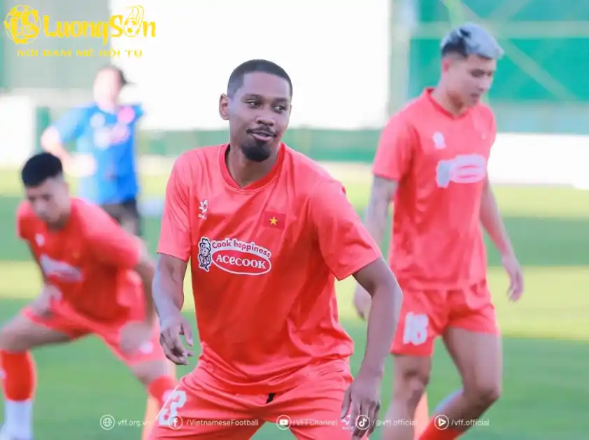 Jason Quang Vinh hào hứng trong lần đầu tiên lên ĐT Việt Nam. (Ảnh: Luongsontv)