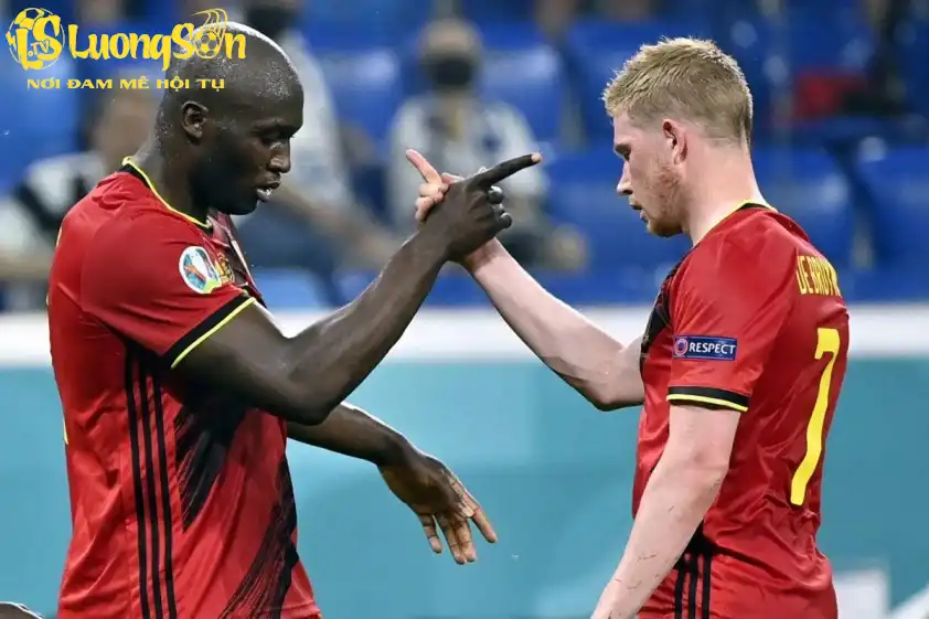 De Bruyne sẽ tái ngộ với Lukaku, người đồng đội trên tuyển Bỉ.